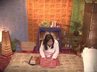 Charmant jav ster shiori tsukada probeert een thais massage leading naar lots van onopzettelijk naaktheid als haar towel drops