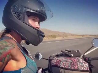 Felicity feline motorcycle característica a montar aprilia em sutiã