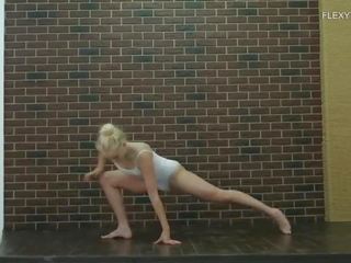 Elita násťročné femme fatale robí gymnastics nahý dora tornaszkova