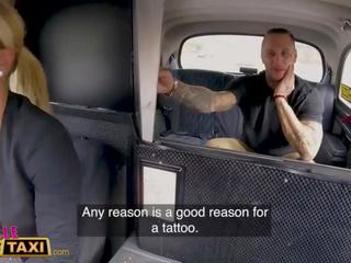 Naaras- väärennös taksi tatuoitu nuorten- menee ahead captivating blondi haluten