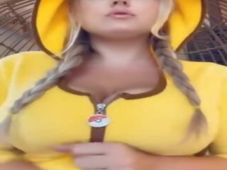 المرضعات شقراء الضفائر أسلاك التوصيل المصنوعة pikachu تمتص & يبصق حليب في ضخم الثدي كذاب في دسار snapchat قذر فيديو الأفلام