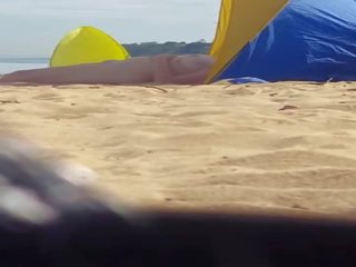 Vilinošs mammīte spied pie pludmale (please komentēt)