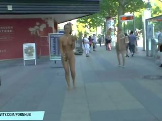 Frekk gudinne nicole vice naken på offentlig gater