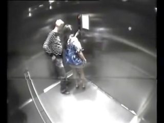 حريص صاخب زوجان اللعنة في مصعد - 