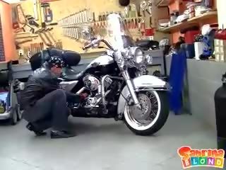 Sperm jel bira tugjob ile tüylü götten tüysüz alır çarptı tarafından the motor bike